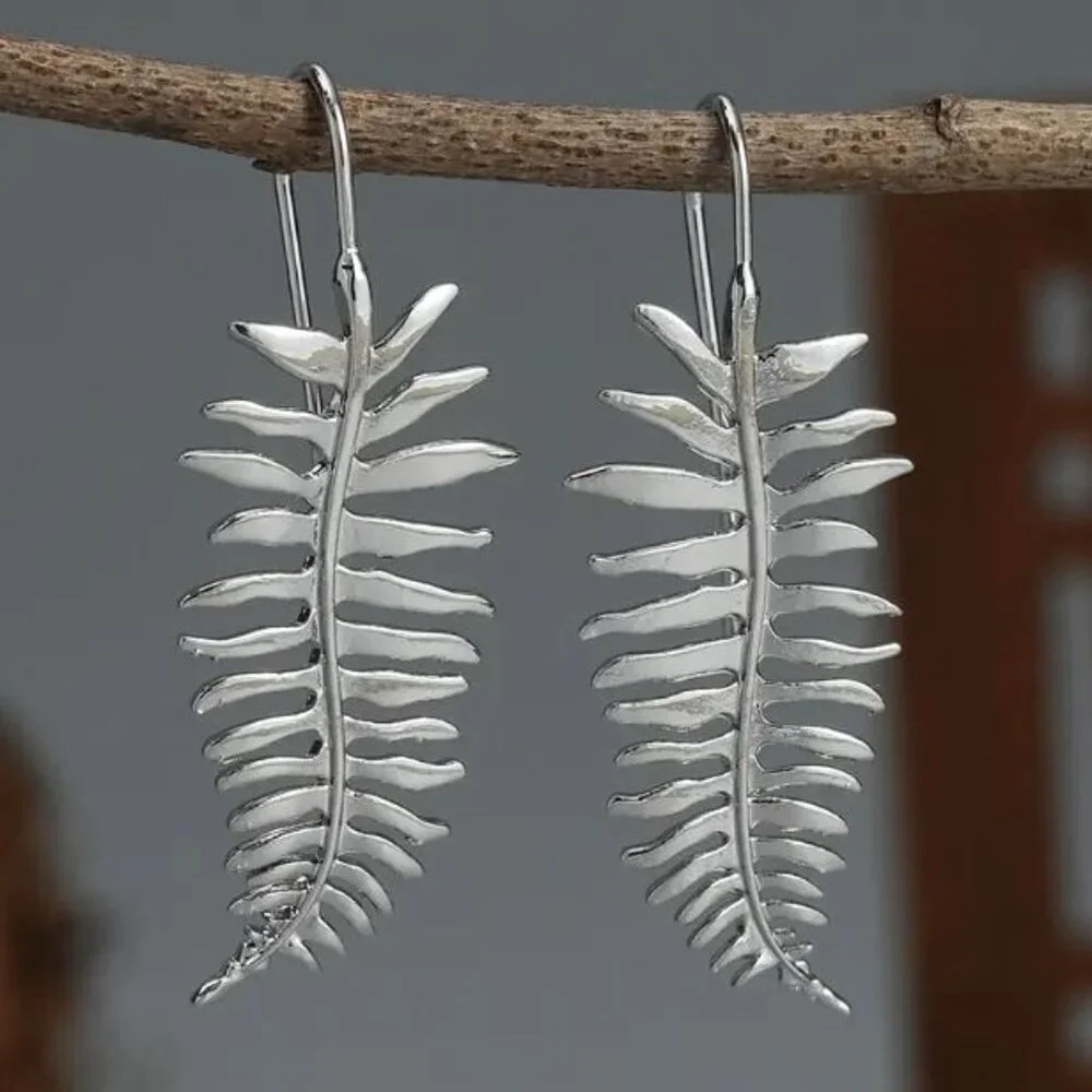 NEW Silver Plated Minimalist Curved Leaf Earrings Pierced - Picture 1 of 4